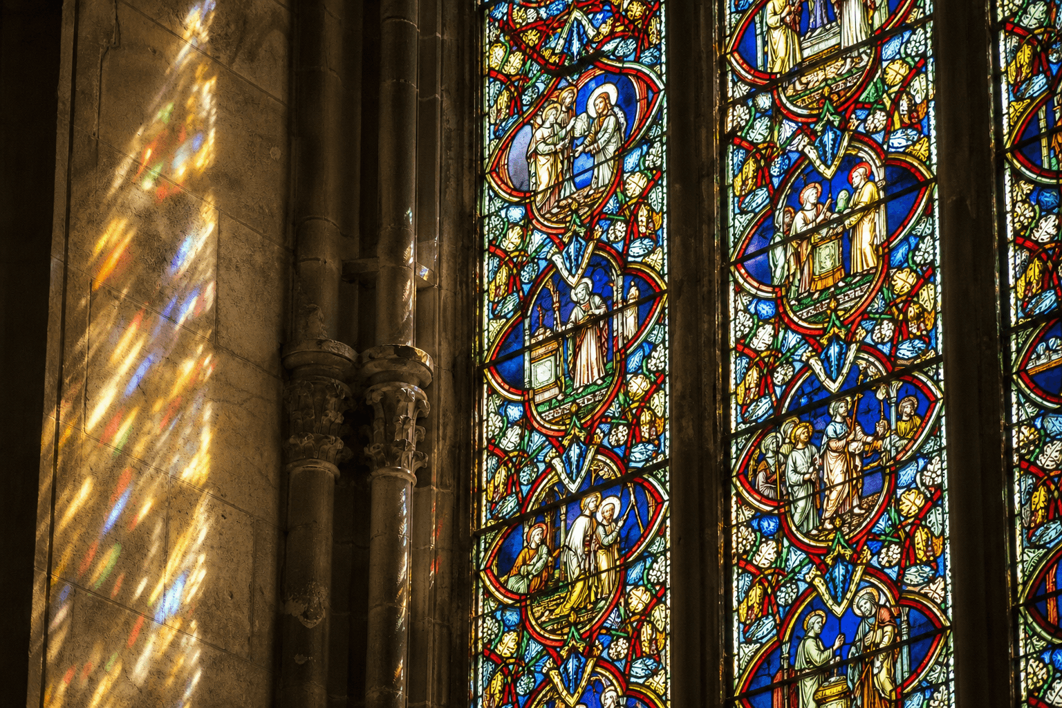 Kilise vitray penceresinden süzülen gerçek ışık